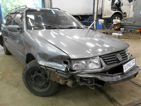 Разбитая передняя часть автомобиля Volkswagen Passat